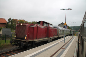 212 133 fährt mit ihrem Sonderzug am 12.09.2015 in den Bahnhof Münchhausen ein.