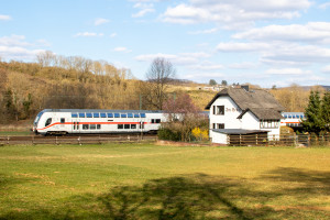 Ein IC2 an einem Reiterhof bei Asslar auf der Dillstrecke, aufgenommen am 27.03.2022