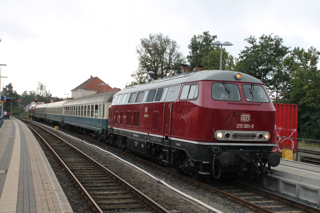 215 001 ist am 13.09.2015 mir ihrem Sonderzug im Bahnhof Korbach über die Burgwaldbahn angekommen.