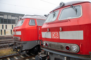 218 831 und 218 835 stehen in Hannover Hbf, aufgenommen am 17.03.2022.