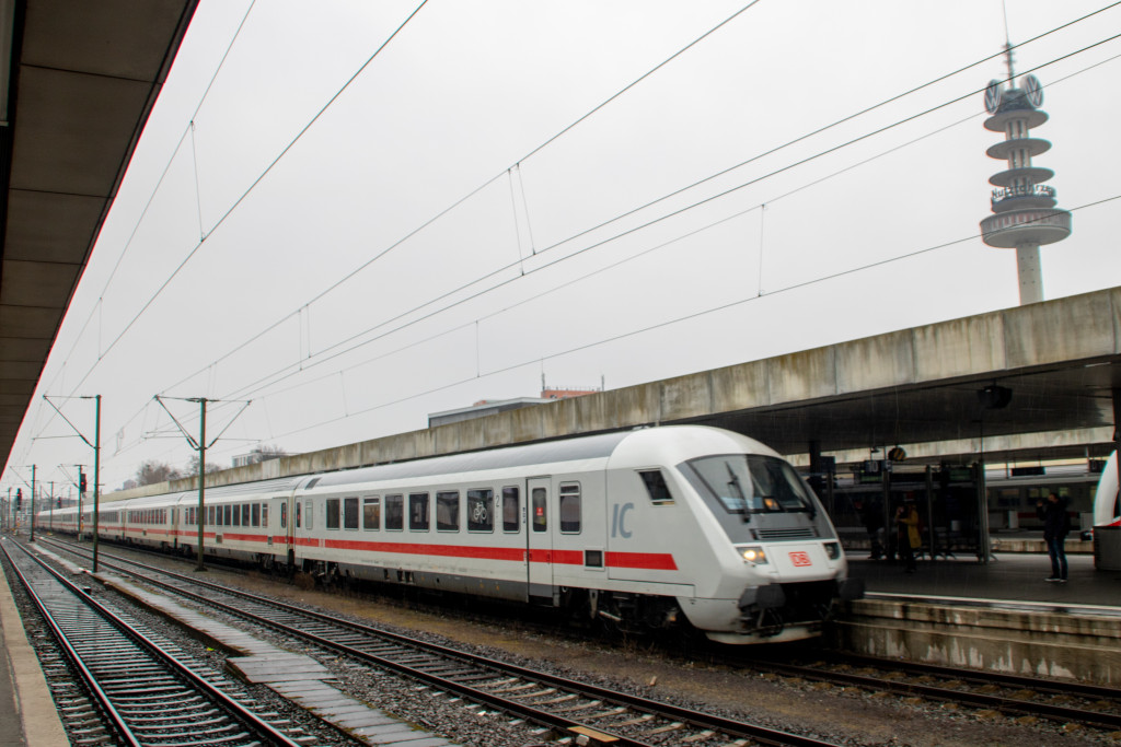 Ein IC erreicht Hannover Hbf, aufgenommen am 17.03.2022.