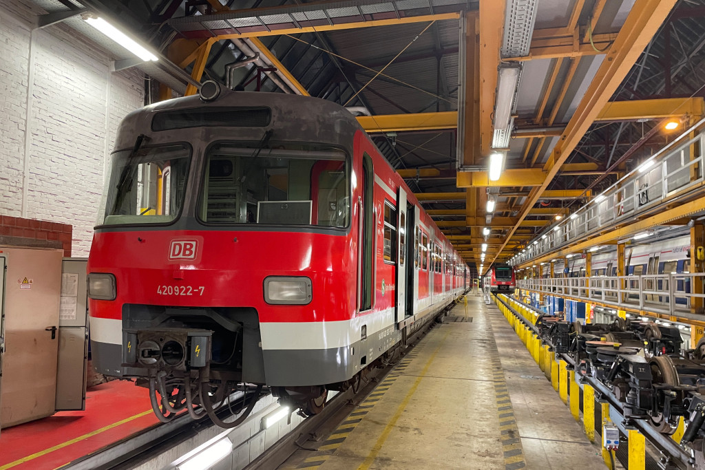 420 422 steht in der Werkstatt im Düsseldorfer Abstellbahnhof, aufgenommen am 01.02.2022.