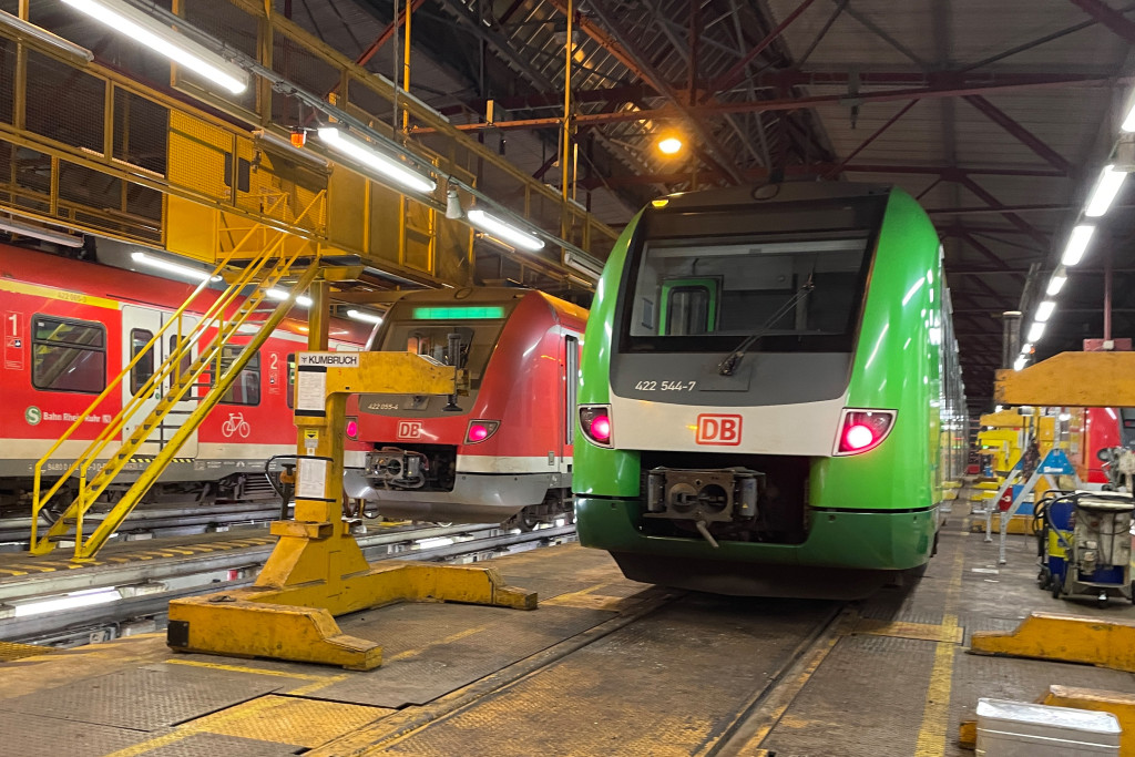 422 144 steht in der Werkstatt im Düsseldorfer Abstellbahnhof, aufgenommen am 01.02.2022.