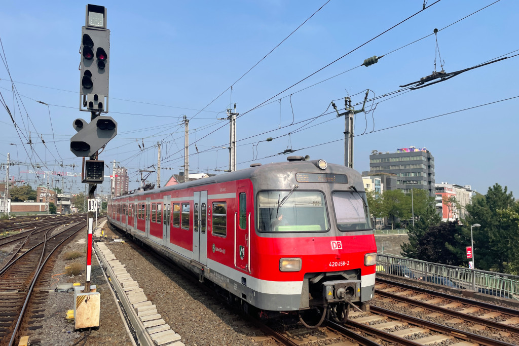 420 458 erreicht Köln Hbf, aufgenommen am 13.09.2021.