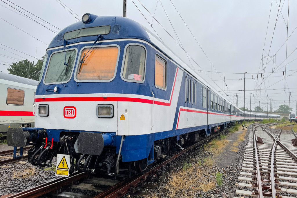 Ein Karlsruher Steuerwagen von TRI steht im Betriebsbahnhof Köln, aufgenommen am 14.06.2021.