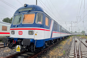 Ein Karlsruher Steuerwagen von TRI steht im Betriebsbahnhof Köln, aufgenommen am 14.06.2021.