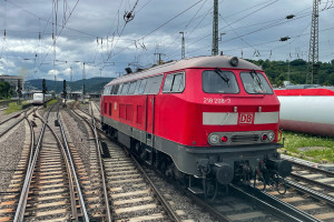 218 208 bei der Einfahrt in Koblenz Hbf, aufgenommen am 28.07.2021.