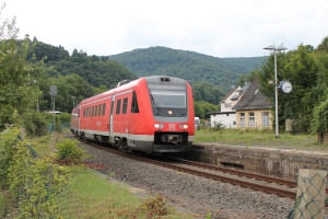 612 053 erreicht den Bahnhof Bad Ems auf der Lahntalbahn, aufgenommen am 04.08.2014.