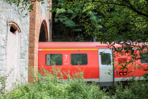 612 053 verlässt den Kirschhofener Tunnel auf der Lahntalbahn, aufgenommen am 03.08.2014.