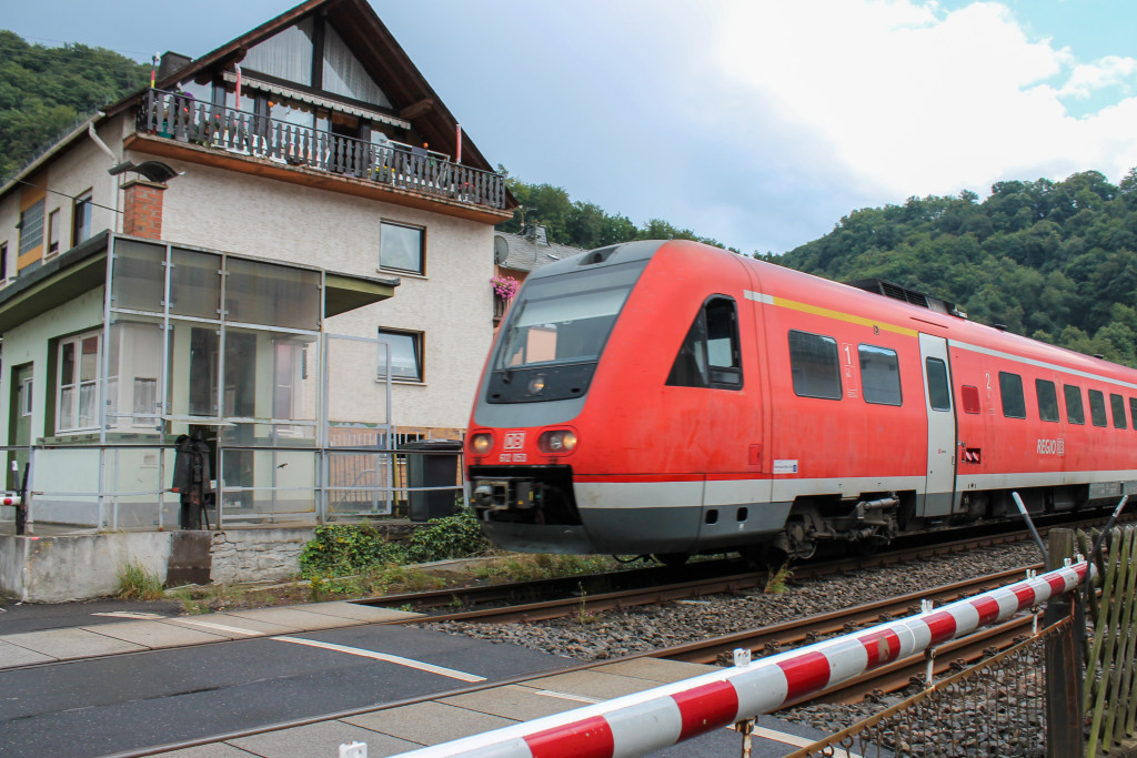 612 053 am Schrankenposten in Miellen auf der Lahntalbahn, aufgenommen am 04.08.2014.