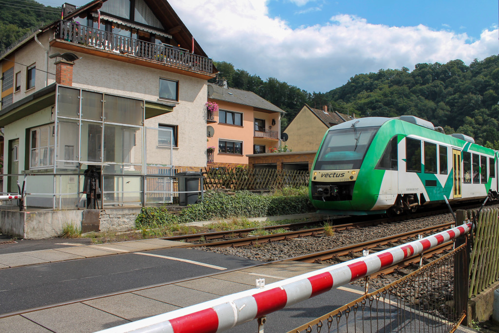 648 158 der VECTUS am Schrankenposten in Miellen auf der Lahntalbahn, aufgenommen am 04.08.2014.