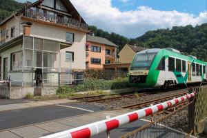 648 158 der VECTUS am Schrankenposten in Miellen auf der Lahntalbahn, aufgenommen am 04.08.2014.