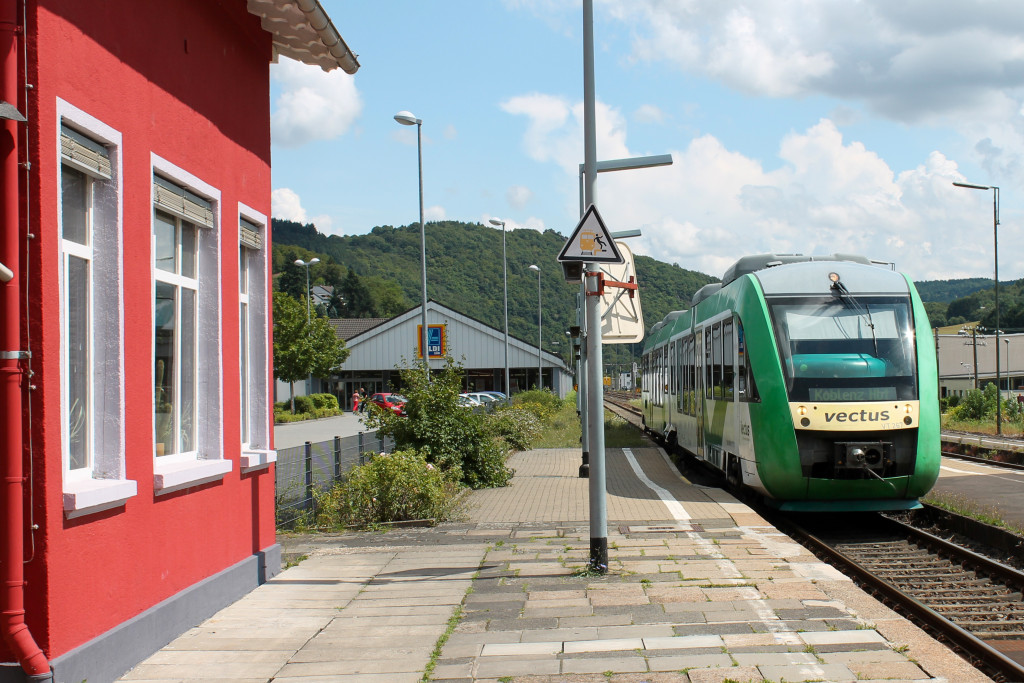 648 167 der VECTUS erreicht den Bahnhof Nassau auf der Lahntalbahn, aufgenommen am 04.08.2014.