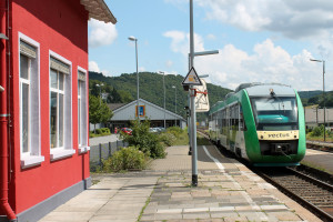 648 167 der VECTUS erreicht den Bahnhof Nassau auf der Lahntalbahn, aufgenommen am 04.08.2014.