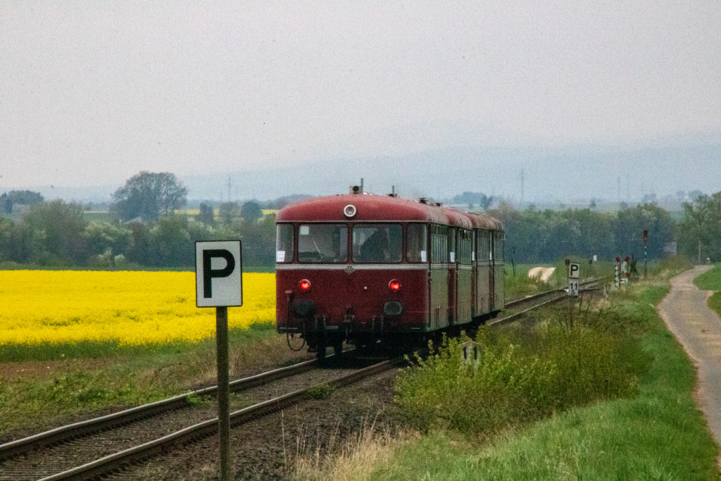 798 829, 996 310, 798 589 und 996 677 kurz nach einer Pfeiftafel bei Echzell auf der Horlofftalbahn, aufgenommen am 24.04.2022.