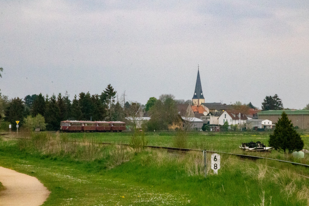 798 829, 996 310, 798 589 und 996 677 kurz nach Echzell auf der Horlofftalbahn, aufgenommen am 24.04.2022.