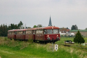 798 829, 996 310, 798 589 und 996 677 verlassen Echzell auf der Horlofftalbahn, aufgenommen am 24.04.2022.
