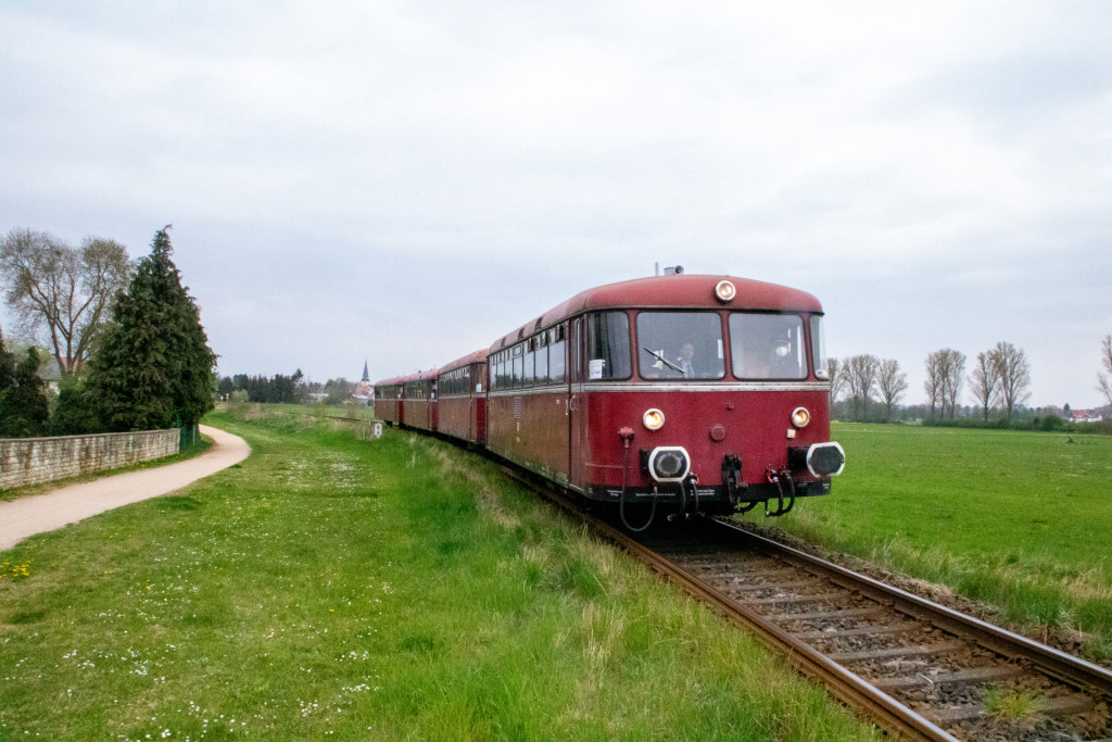798 829, 996 310, 798 589 und 996 677 kurz vor Gettenau auf der Horlofftalbahn, aufgenommen am 24.04.2022.