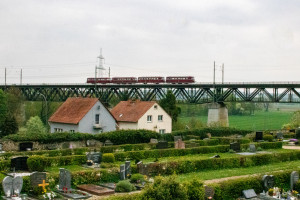 798 829, 996 310, 798 589 und 996 677 auf dem Assenheimer Viadukt, aufgenommen am 24.04.2022.