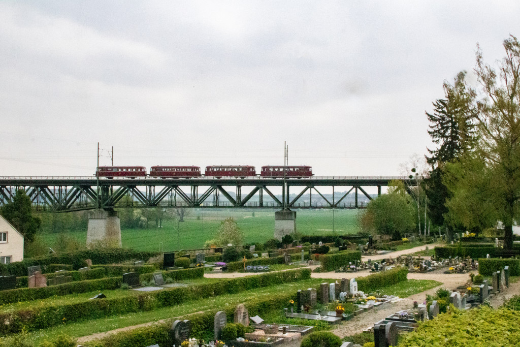 798 829, 996 310, 798 589 und 996 677 überqueren das Assenheimer Viadukt, aufgenommen am 24.04.2022.