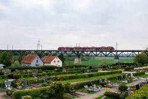 Ein 442 von DB Regio überquert das Assenheimer Viadukt, aufgenommen am 24.04.2022.