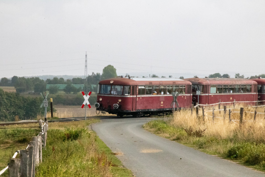 798 829, 996 310, 798 589 und 996 677 überqueren einen Bahnübergang bei Neu Anspach, aufgenommen am 11.09.2022.