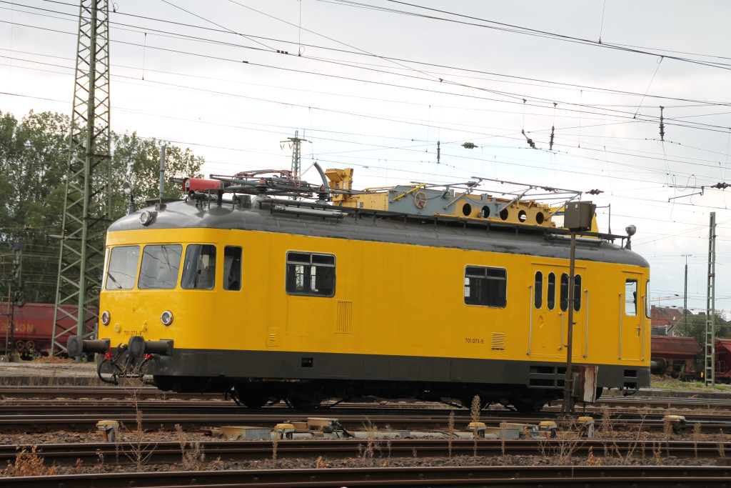 Im Bahnhof Bebra steht am 06.09.2015 Turmtriebwagen 701 073.