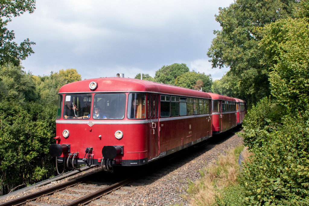 996 677, 798 589, 996 310 und 798 829 kurz vor der Saalburgssiedlung auf der Taunusbahn, aufgenommen am 11.09.2022.