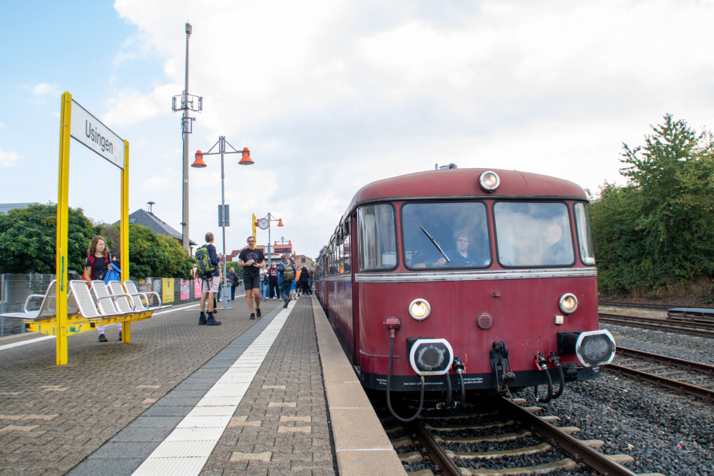 798 829, 996 310, 798 589 und 996 677 am Bahnsteig in Usingen auf der Taunusbahn, aufgenommen am 11.09.2022.