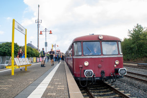 798 829, 996 310, 798 589 und 996 677 am Bahnsteig in Usingen auf der Taunusbahn, aufgenommen am 11.09.2022.