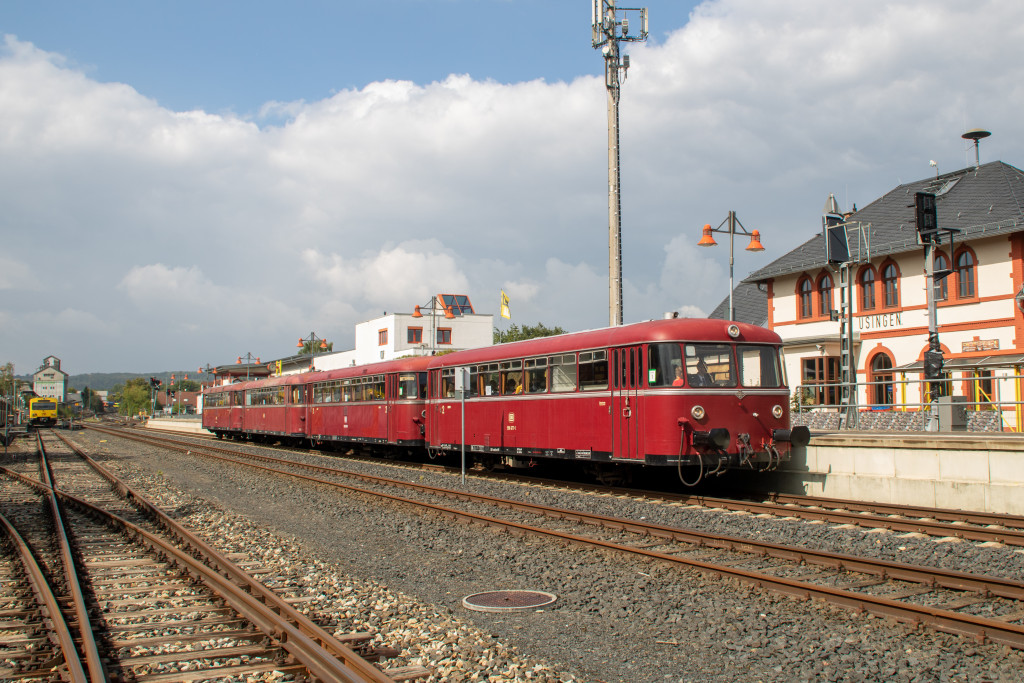 996 677, 798 589, 996 310 und 798 829 am Bahnsteig in Usingen auf der Taunusbahn, aufgenommen am 11.09.2022.