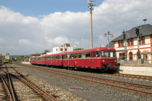 996 677, 798 589, 996 310 und 798 829 am Bahnsteig in Usingen auf der Taunusbahn, aufgenommen am 11.09.2022.