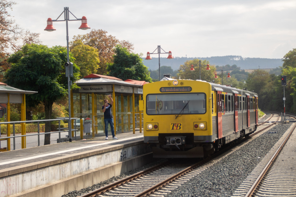 609 003 am Bahnsteig in Neu Anspach auf der Taunusbahn, aufgenommen am 11.09.2022.