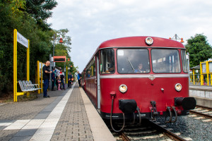 996 677, 798 589, 996 310 und 798 829 am Bahnsteig in Neu Anspach auf der Taunusbahn, aufgenommen am 11.09.2022.