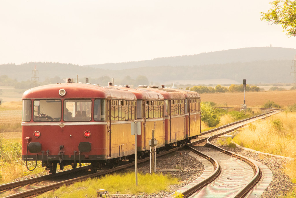 798 829, 996 310, 798 589 und 996 677 verlassen Wehrheim auf der Taunusbahn, aufgenommen am 11.09.2022.