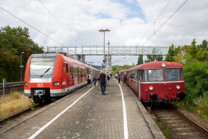 996 677, 798 589, 996 310 und 798 829 stehen neben einer S-Bahn der Baureihe 423 im Bahnhof Friedrichsdorf, aufgenommen am 11.09.2022.