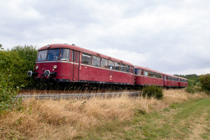 798 829, 996 310, 798 589 und 996 677 an einer Wiese bei Wehrheim auf der Taunusbahn, aufgenommen am 11.09.2022.