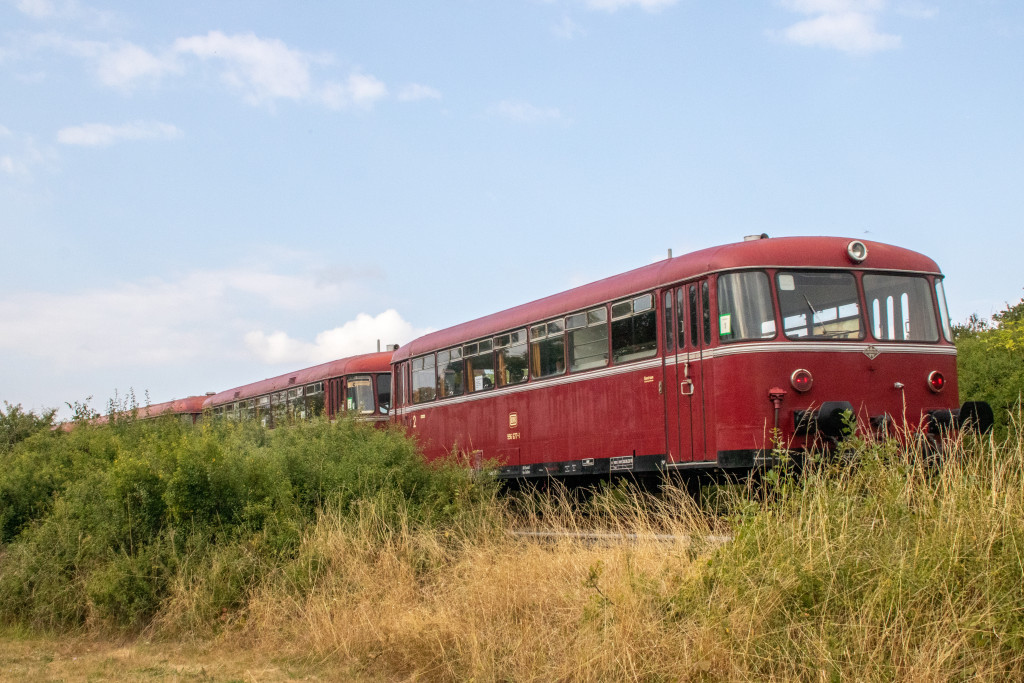 798 829, 996 310, 798 589 und 996 677 bei einer Wiese bei Wehrheim auf der Taunusbahn, aufgenommen am 11.09.2022.