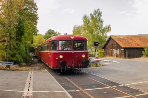 996 677, 798 589, 996 310 und 798 829 am Waldkrankenhaus in Köppern auf der Taunusbahn, aufgenommen am 11.09.2022.