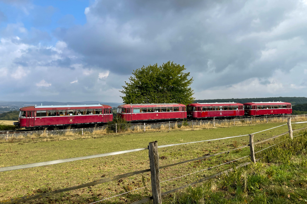 798 829, 996 310, 798 589 und 996 677 in der Nähe von Neu Anspach auf der Taunusbahn, aufgenommen am 11.09.2022.