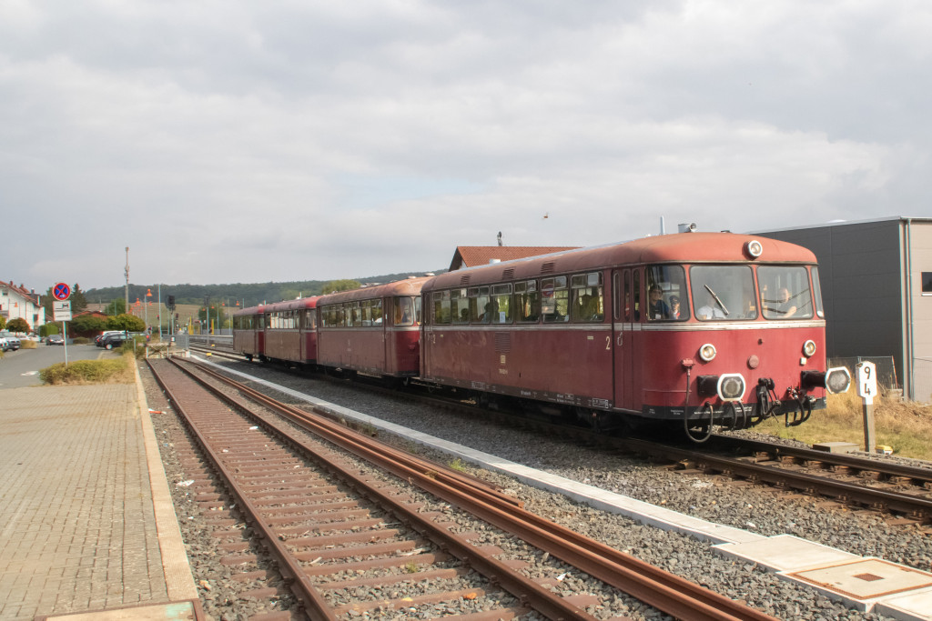 798 829, 996 310, 798 589 und 996 677 verlassen den Bahnhof Wehrheim auf der Taunusbahn, aufgenommen am 11.09.2022.