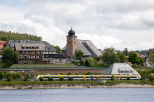1440 180 unterhalb der Kirche bei Schluchsee auf der Dreiseenbahn, aufgenommen am 24.05.2022.