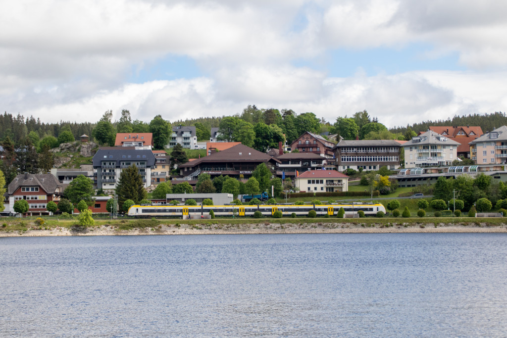 1440 180 vor der Ortskulisse von Schluchsee auf der Dreiseenbahn, aufgenommen am 24.05.2022.