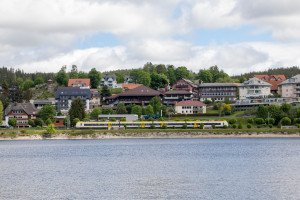 1440 180 vor der Ortskulisse von Schluchsee auf der Dreiseenbahn, aufgenommen am 24.05.2022.