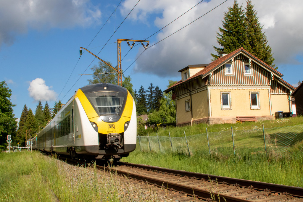 1440 177 am alten Bahnwärterhaus "Schneckenhaus" bei Titisee auf der Höllentalbahn, aufgenommen am 25.05.2022.