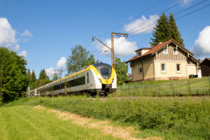 1440 180 am alten Bahnwärterhaus "Schneckenhaus" bei Titisee auf der Höllentalbahn, aufgenommen am 25.05.2022.