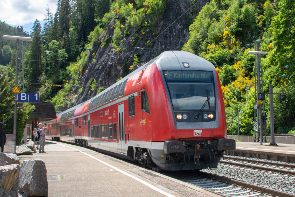 Ein Zug aus Doppelstockwagen hält im Bahnhof Triberg auf der Schwarzwaldbahn, aufgenommen am 25.05.2022.