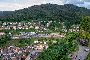 Ein Zug mit einer 146 und Doppelstockwagen hält im Bahnhof Hornberg auf der Schwarzwaldbahn, aufgenommen am 25.05.2022.