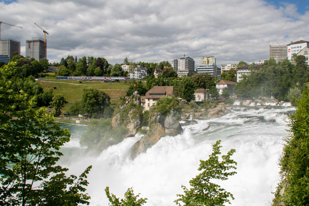 Ein DPZ der SBB S-Bahn hält am Rheinfall Schaffhausen, aufgenommen am 26.05.2022.
