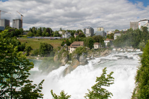 Ein DPZ der SBB S-Bahn hält am Rheinfall Schaffhausen, aufgenommen am 26.05.2022.